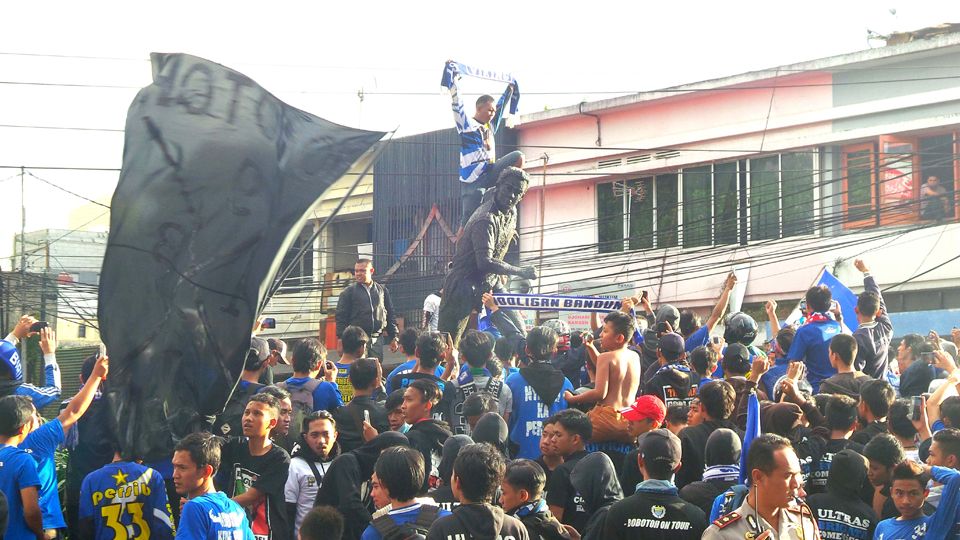 Kelompok suporter Persib Bandung, Viking Fans Club, merayakan HUT ke-21 dengan memandikan Patung Adjat Sudrajat di Bandung, Kamis (17/07/14). Copyright: © Ginanjar/INDOSPORT